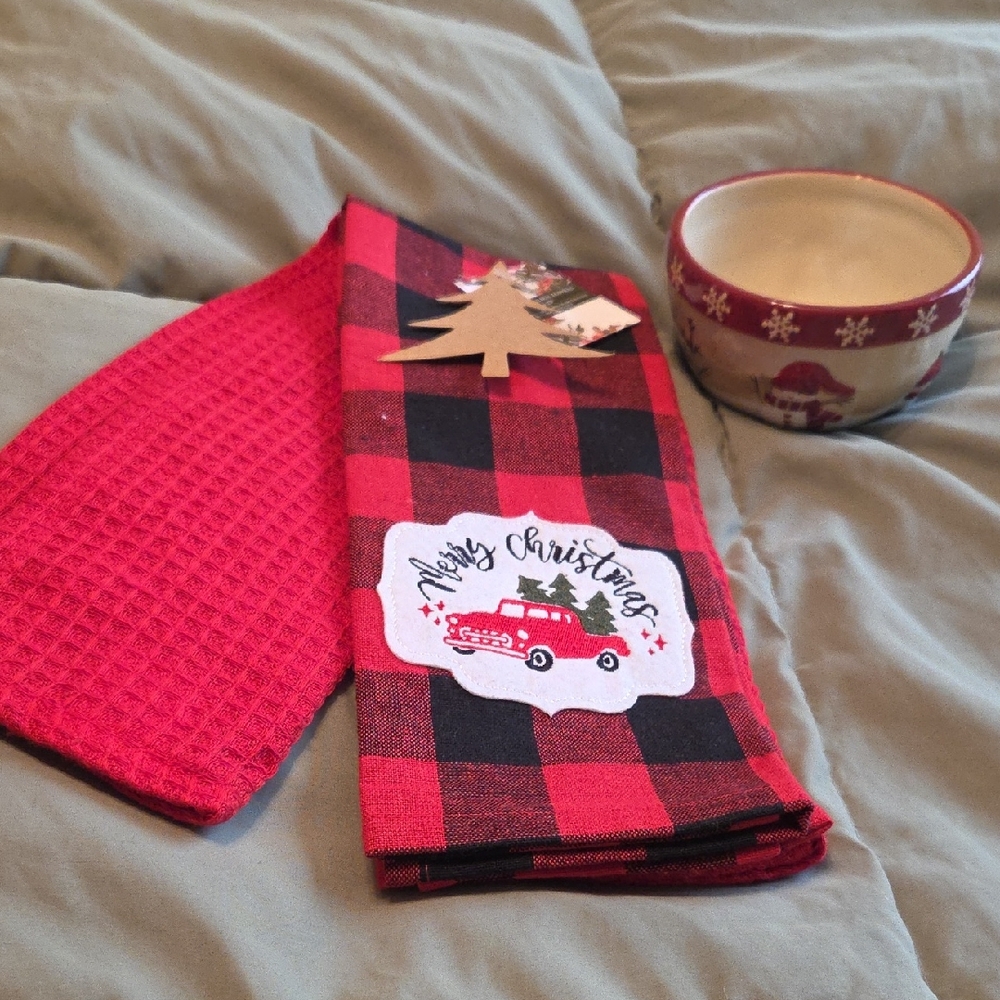 St. NICHOLAS Cream Ceramic Bowl & NWT set Of 2 Kitchen Towels